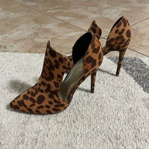 Size 5 leopard print pumps